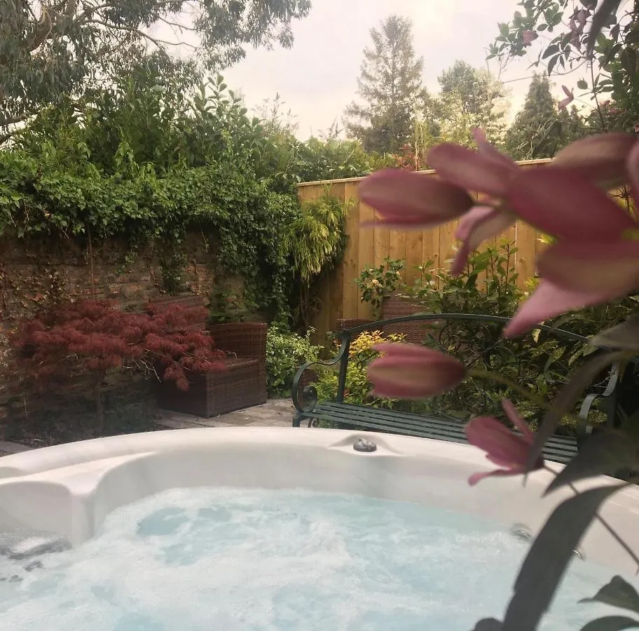 בברלי Bright Moments Holiday Home 0*,